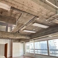 中央区東日本橋の賃貸物件/天井はコンクリート剥き出しの武骨な雰囲気