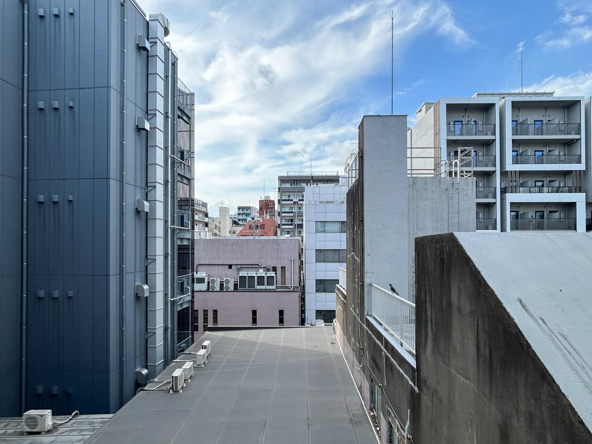 中央区東日本橋の賃貸物件/トイレ横の窓からはビル群