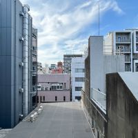 中央区東日本橋の賃貸物件/トイレ横の窓からはビル群