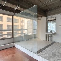 中央区東日本橋の賃貸物件/ガラスのパーテーションが緩やかな区切りを生み出しています
