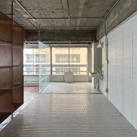 中央区東日本橋の賃貸物件/タイルが敷かれたスペース。奥はもともとバスルームとして活用されていました