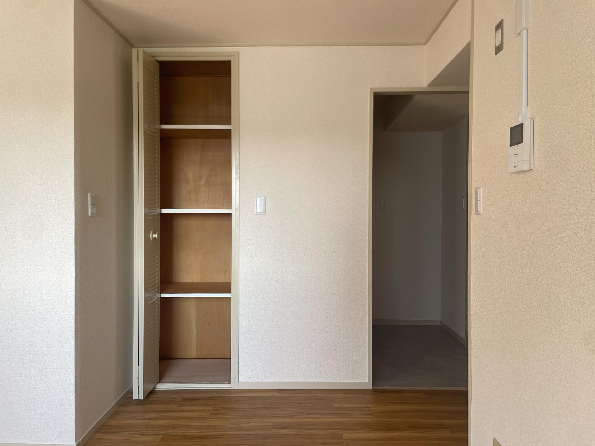目黒区下目黒の賃貸物件/キッチン手前のこの収納が意外と便利です