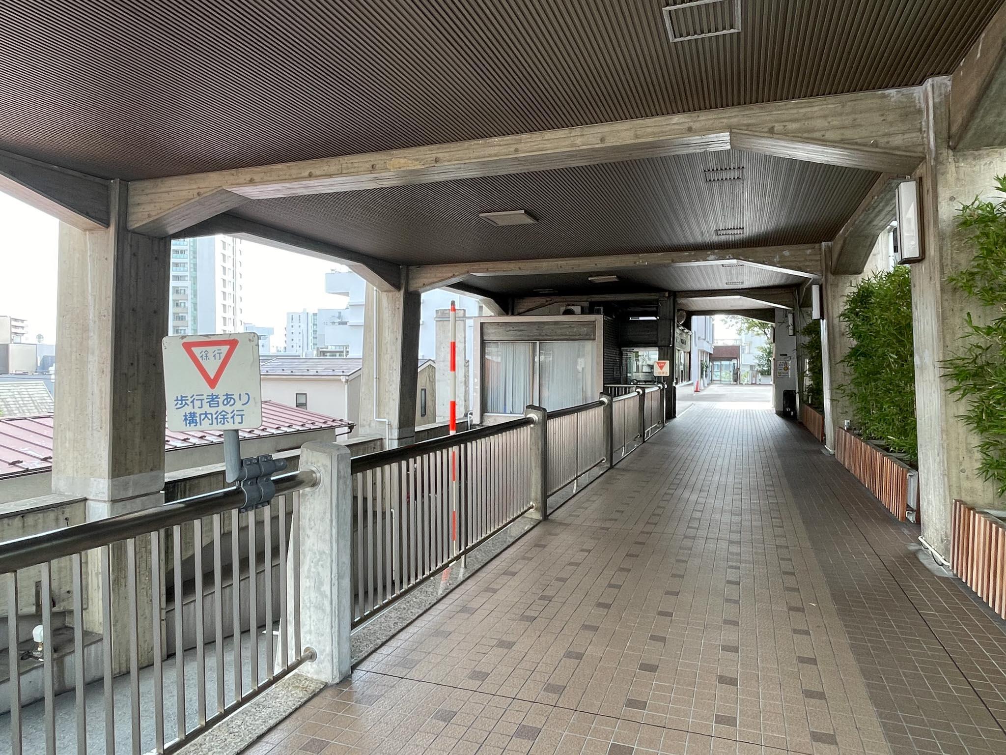目黒区下目黒の賃貸物件/大迫力のエントランスをくぐり抜けて行きます