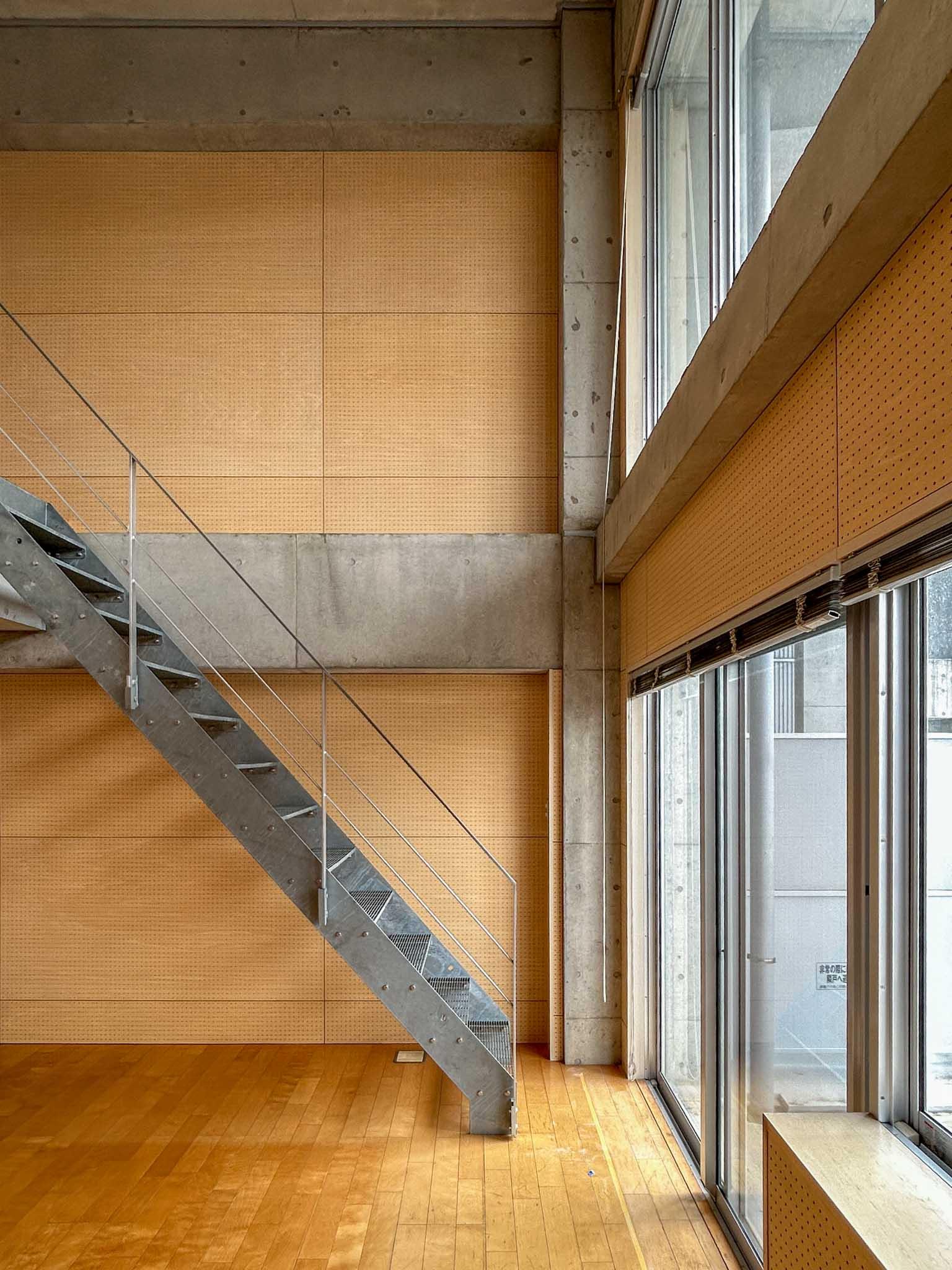 世田谷区南烏山の賃貸物件/5階：吹き抜け部分の高さは5mオーバー。段板がグレーチングで視線が抜けるスケルトン階段なので、部屋が広く感じます