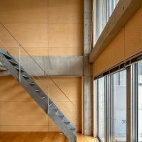 世田谷区南烏山の賃貸物件/5階：吹き抜け部分の高さは5mオーバー。段板がグレーチングで視線が抜けるスケルトン階段なので、部屋が広く感じます