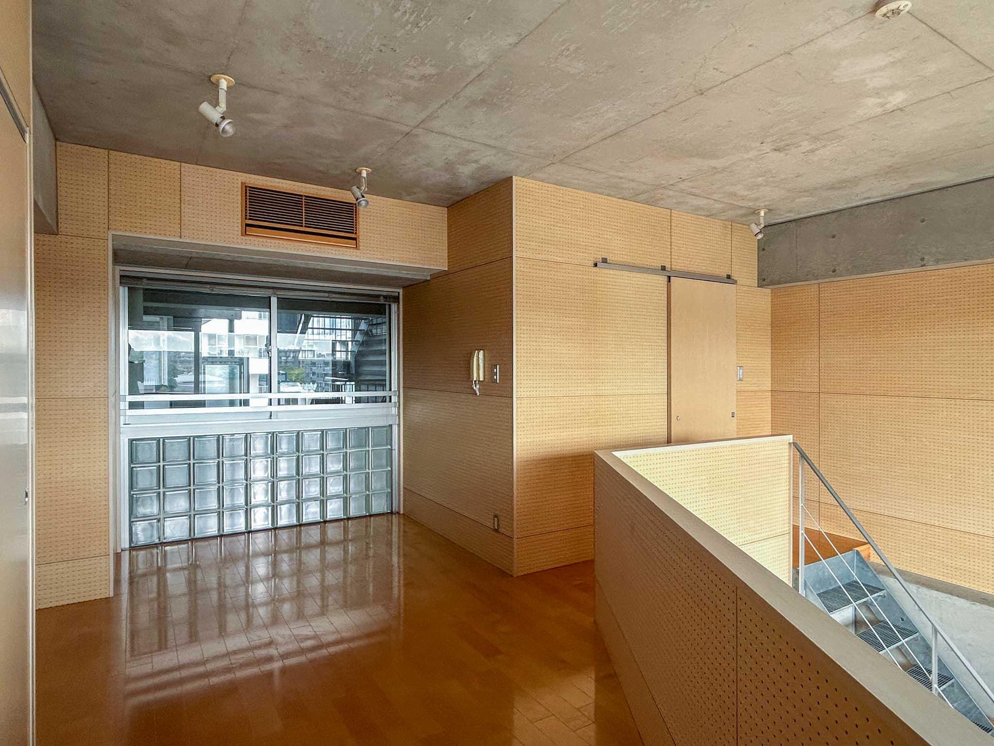 世田谷区南烏山の賃貸物件/6階：階段を上がってすぐのところに水回り。共用部側に窓があるので、風が抜けます