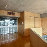 世田谷区南烏山の賃貸物件/6階：階段を上がってすぐのところに水回り。共用部側に窓があるので、風が抜けます