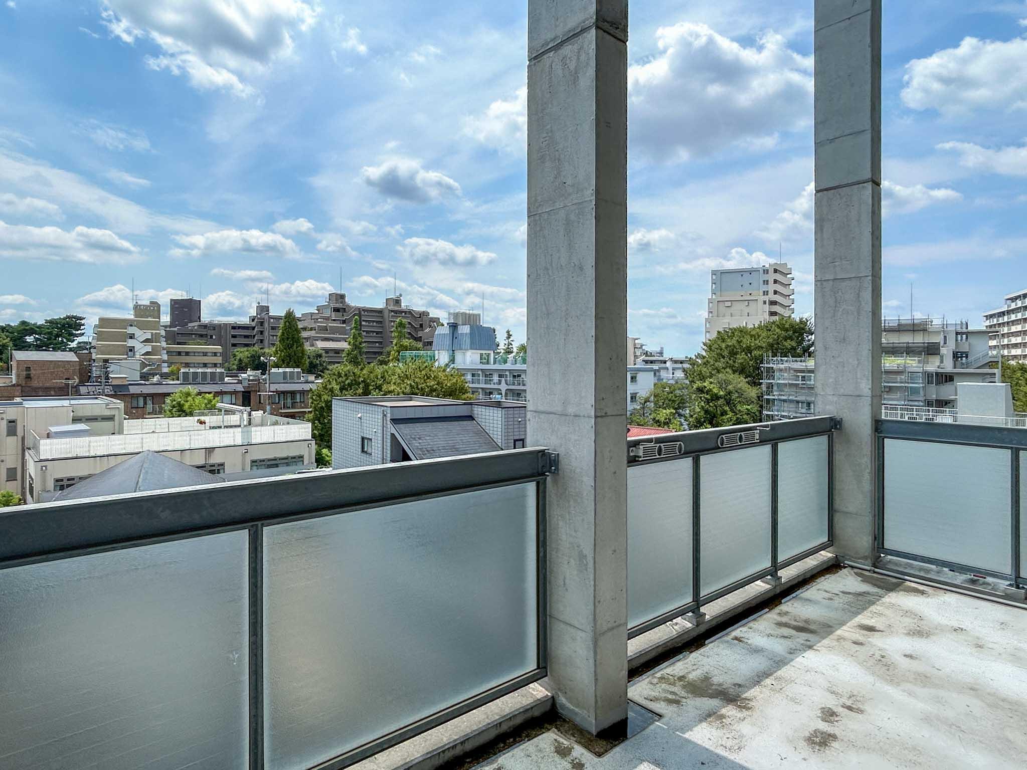 世田谷区南烏山の賃貸物件/きれいな景色が楽しめる、奥行きのあるベランダ