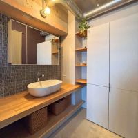江戸川区東葛西の売買物件/洗面台側の収納棚は現入居者さんによるDIY制作されたもの