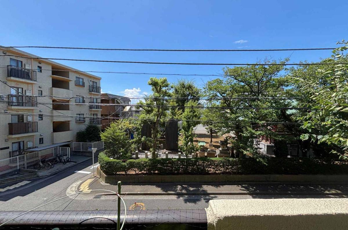 江戸川区東葛西の売買物件/南西側の眺望。目の前は神社です