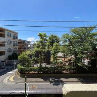 江戸川区東葛西の売買物件/南西側の眺望。目の前は神社です