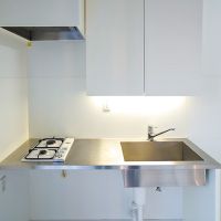 新宿区二十騎町の賃貸物件/キッチンはステンレス製。