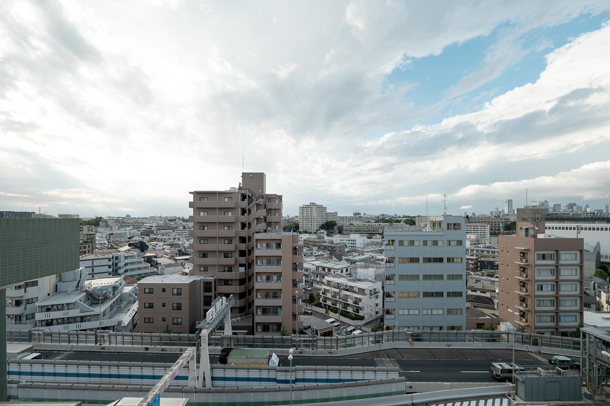 世田谷区池尻の賃貸物件/遮るもののない抜けのある景色。窓辺からの眺めもこの部屋の魅力のひとつ