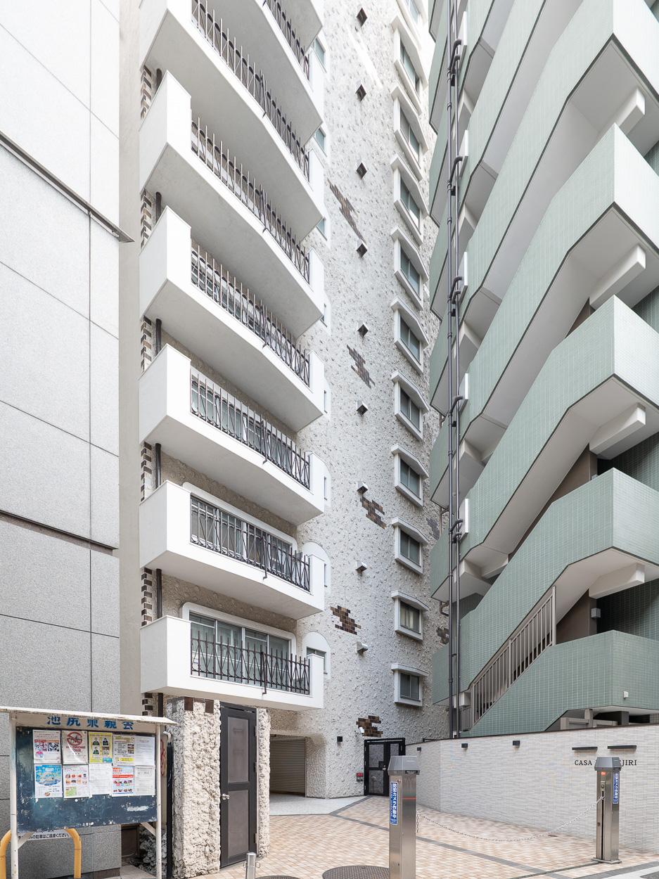 世田谷区池尻の賃貸物件/高層ビルに囲まれながらひっそりと佇むレトロなマンション。新しい建物が立ち並ぶ街の中でどこか懐かしい存在感
