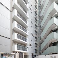 世田谷区池尻の賃貸物件/高層ビルに囲まれながらひっそりと佇むレトロなマンション。新しい建物が立ち並ぶ街の中でどこか懐かしい存在感
