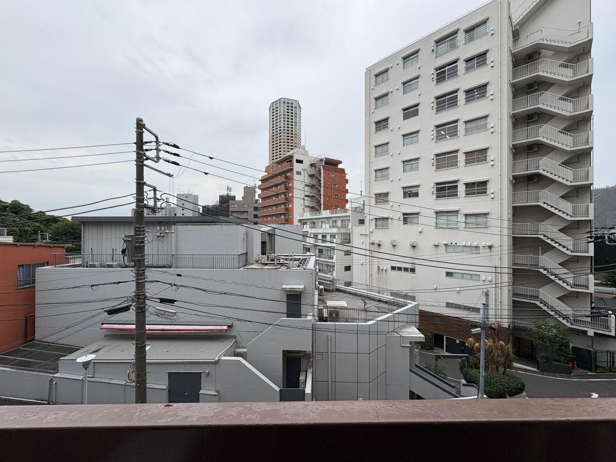 目黒区中目黒の売買物件/ベランダからの景色　3階だけど前はひらけている　周辺環境も比較的静か　撮影のタイミングが残念ながら曇り空&hellip;。日の入っている時の写真（以前募集時に撮影のもの）も、後の方に出てきます