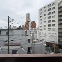 目黒区中目黒の売買物件/ベランダからの景色　3階だけど前はひらけている　周辺環境も比較的静か　撮影のタイミングが残念ながら曇り空&hellip;。日の入っている時の写真（以前募集時に撮影のもの）も、後の方に出てきます