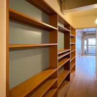 目黒区中目黒の売買物件/廊下には本棚がたくさん！棚の高さも変えられます