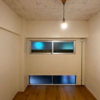 目黒区中目黒の売買物件/寝室　前入居者は扇風機でリビングからエアコンの風を回していたそう　寝室の奥が共用廊下ですが、音などが気になる感じはあまりなかった様子
