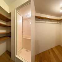 目黒区中目黒の売買物件/写真左：脱衣・洗面室には棚がある　写真右：寝室につくウォークインクローゼットは、単身用としては十分な大きさ