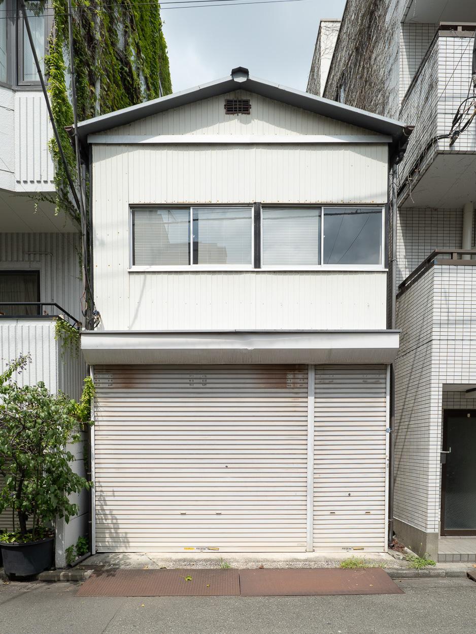 台東区鳥越の賃貸物件/大きなシャッターが印象的な切妻屋根の古い建物