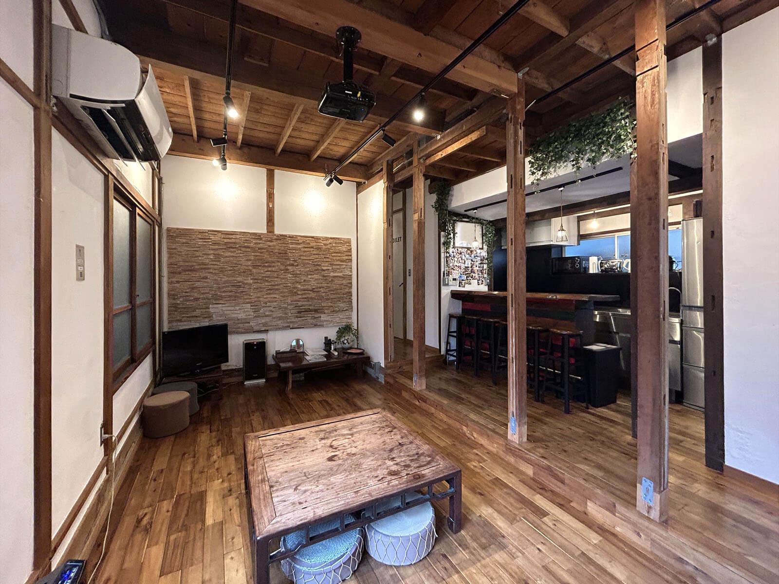 豊島区南長崎の賃貸物件/右奥にキッチンとバーカウンターのコーナー