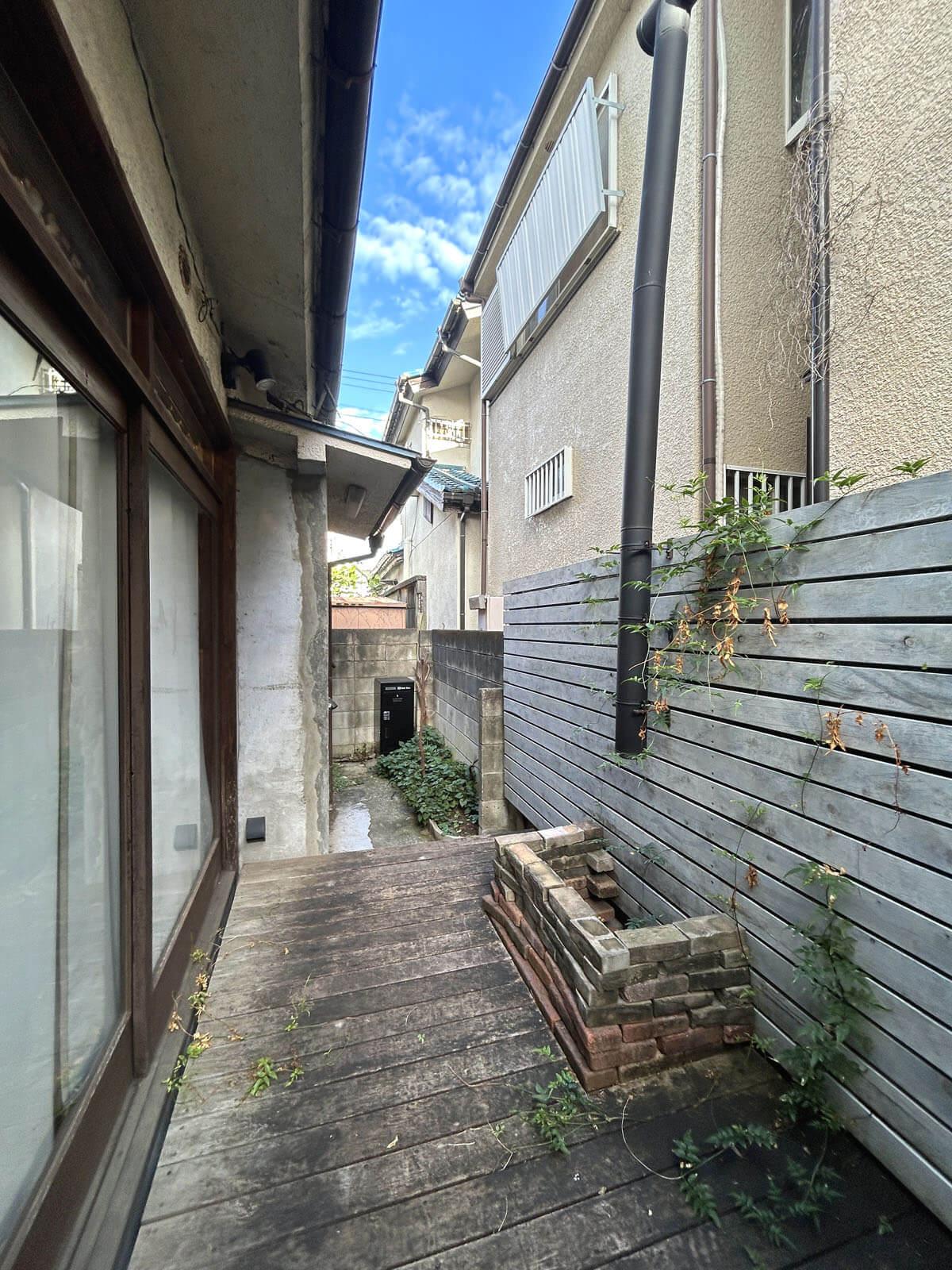 豊島区南長崎の賃貸物件/ウッドデッキを通り過ぎると玄関に