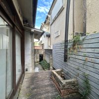 豊島区南長崎の賃貸物件/ウッドデッキを通り過ぎると玄関に