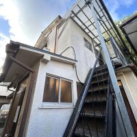 豊島区南長崎の賃貸物件/古びた外階段を使って2階へ、なかなかの急傾斜です