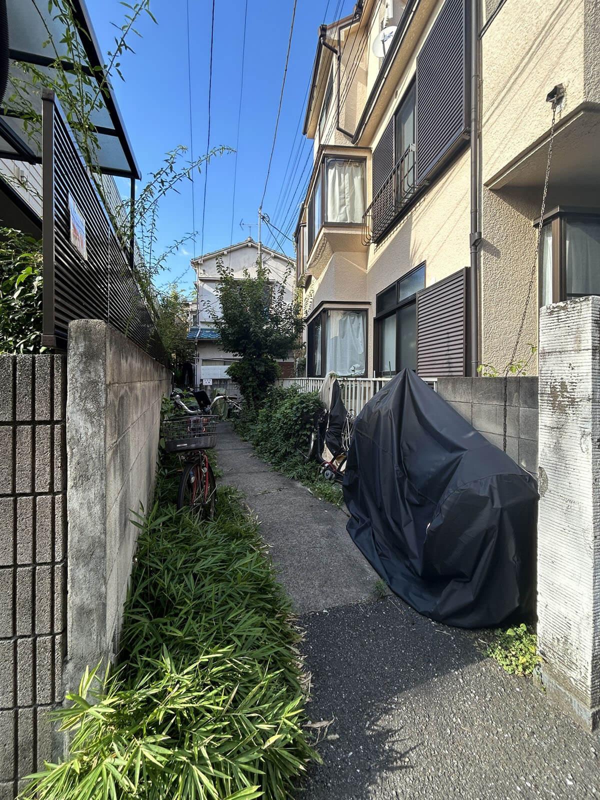 豊島区南長崎の賃貸物件/通りから建物は見えずこの細い道を進んで突き当りを曲がる