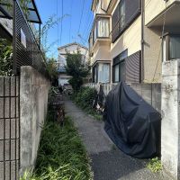 豊島区南長崎の賃貸物件/通りから建物は見えずこの細い道を進んで突き当りを曲がる