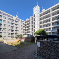 狛江市岩戸北の売買物件/建物は大きな「コ」の字形になっていて、内側には自転車置き場や、滑り台のある広場がある