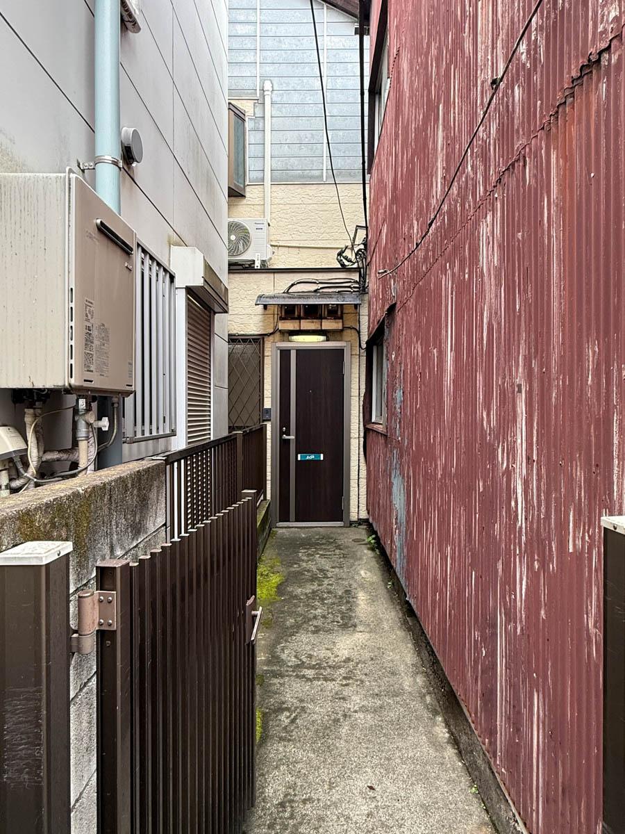 台東区鳥越の賃貸物件/玄関は東側の細い路地からアプローチできます　
