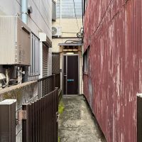台東区鳥越の賃貸物件/玄関は東側の細い路地からアプローチできます　