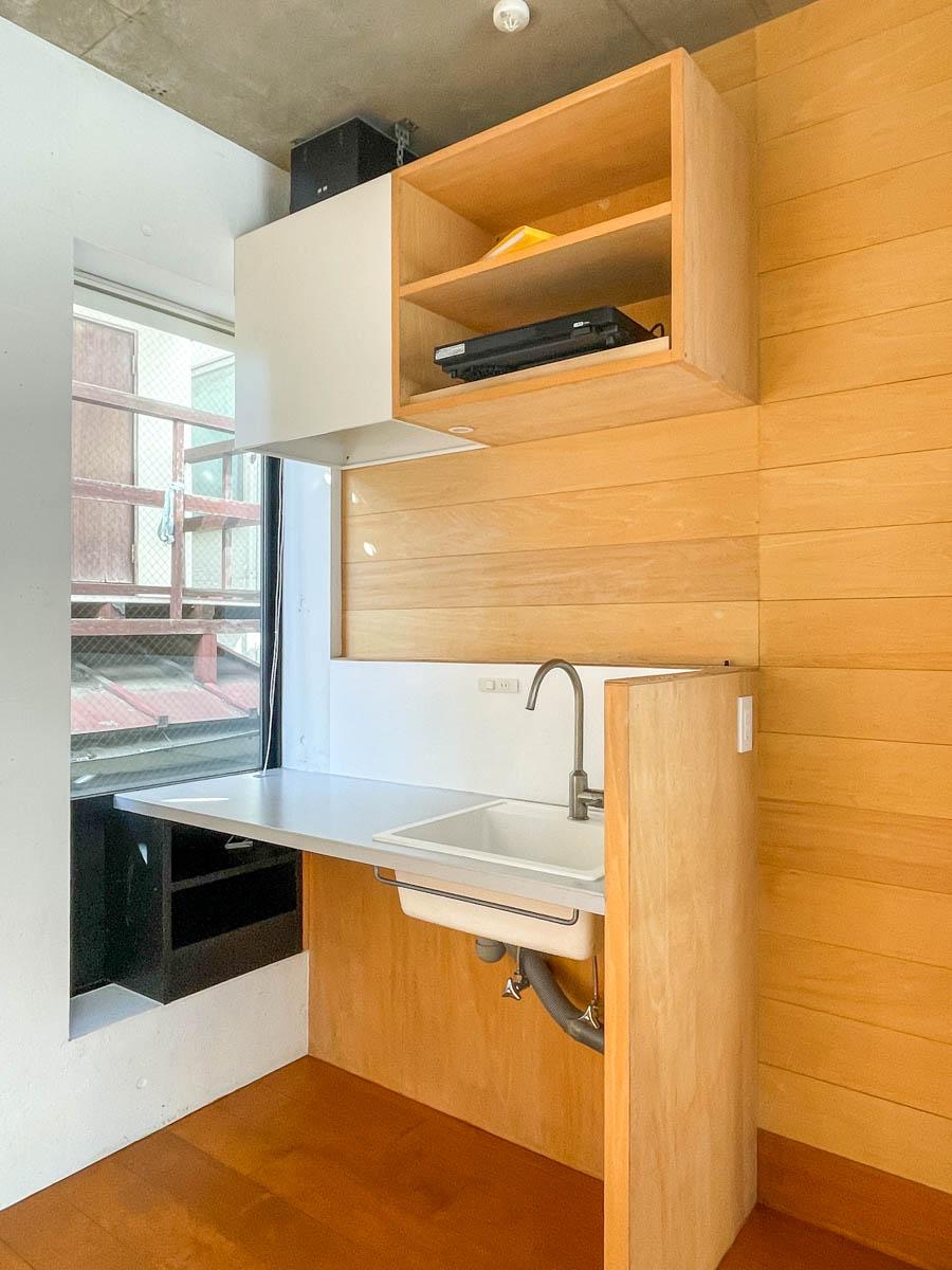 中野区南台の賃貸物件/キッチンも部屋になじむデザイン。コンロは置き型のIH