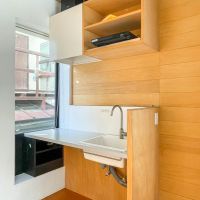 中野区南台の賃貸物件/キッチンも部屋になじむデザイン。コンロは置き型のIH