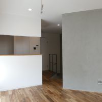 武蔵野市境南町の賃貸物件/（104号室）LDKは201号室とほぼ同じ間取り。こちらの部屋は壁が一面だけコンクリート晒しになっている