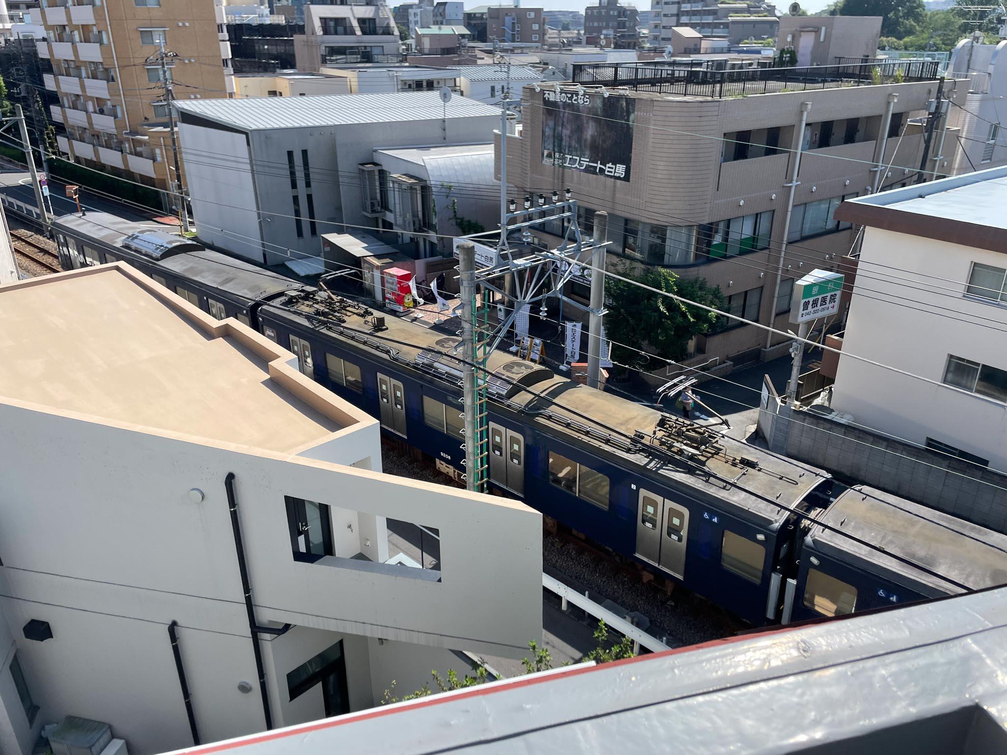 国分寺市本町の賃貸物件/線路がすぐそばを通っているため、電車の走行音は避けられません