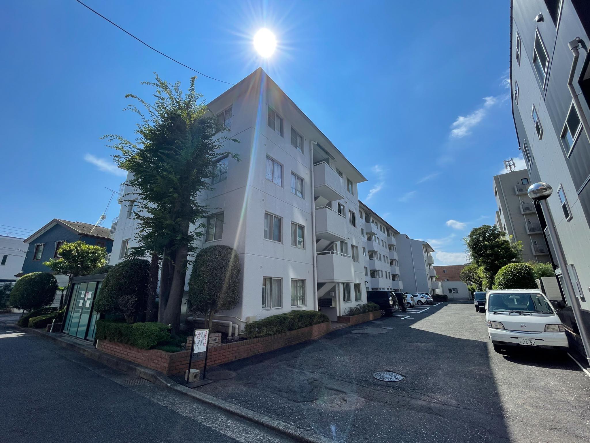 国分寺市本町の賃貸物件/団地のようなレトロな外観。エレベーターはなく、階段で上がります