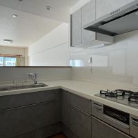 国分寺市本町の賃貸物件/3口ガスコンロにグリル付きのキッチン。調理スペースもしっかりと確保