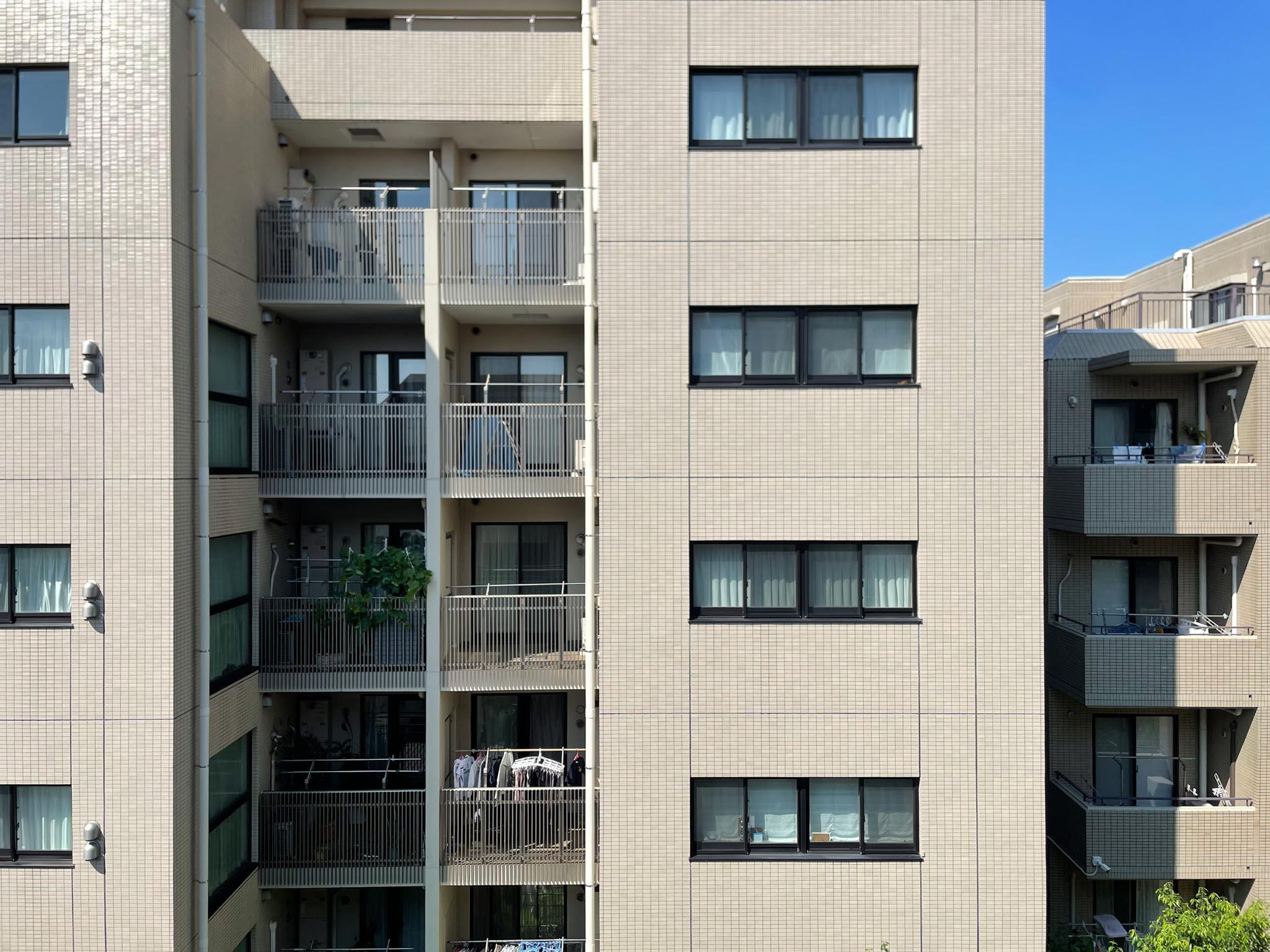 国分寺市本町の賃貸物件/下階、洋室①：北側の窓の外はマンションが立っています