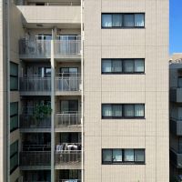 国分寺市本町の賃貸物件/下階、洋室①：北側の窓の外はマンションが立っています