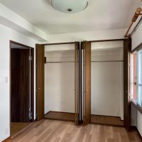 国分寺市本町の賃貸物件/下階、洋室①：最も大きなクローゼットがあるのはこの部屋です