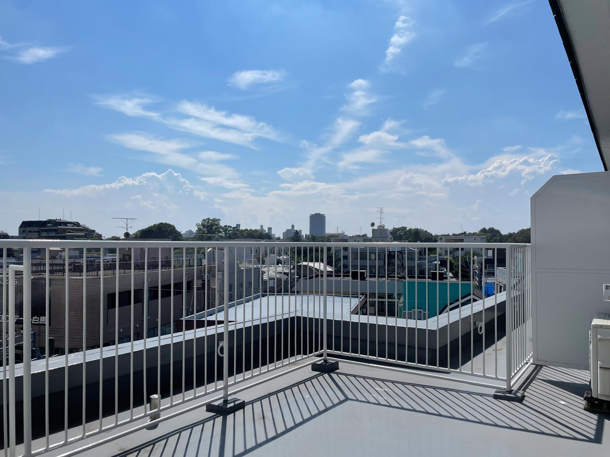 国分寺市本町の賃貸物件/上階の外にはゆったりとルーフバルコニー