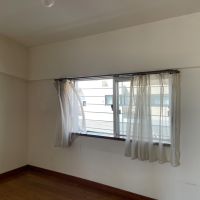 国分寺市本町の賃貸物件/上階、洋室②の奥に3畳ほどの小さなサービスルーム。納戸として使えます
