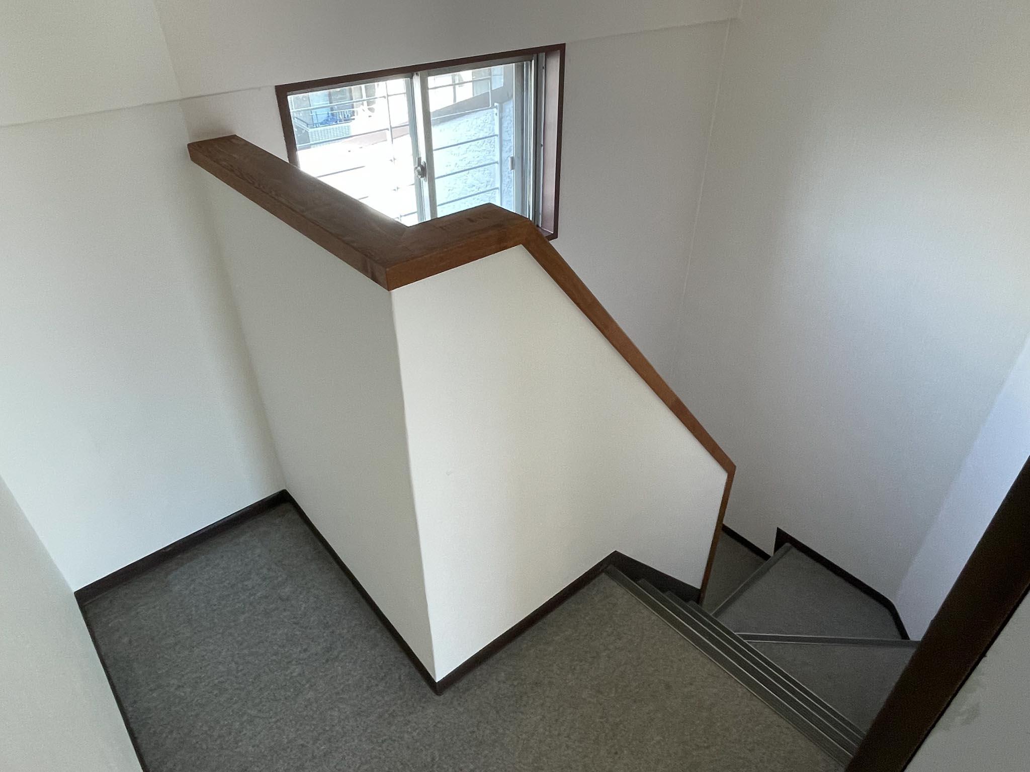 国分寺市本町の賃貸物件/階段を上から。結構急なのでご注意ください