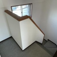 国分寺市本町の賃貸物件/階段を上から。結構急なのでご注意ください