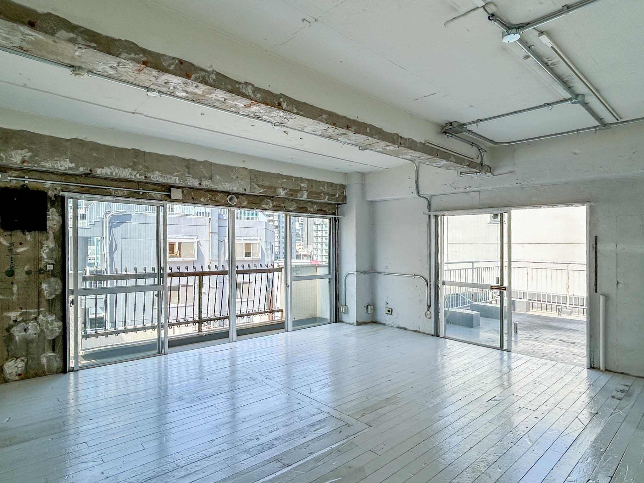 渋谷区猿楽町の賃貸物件/粗い素地と古材のフローリングが印象的。武骨な仕上がりにグッとくる空間