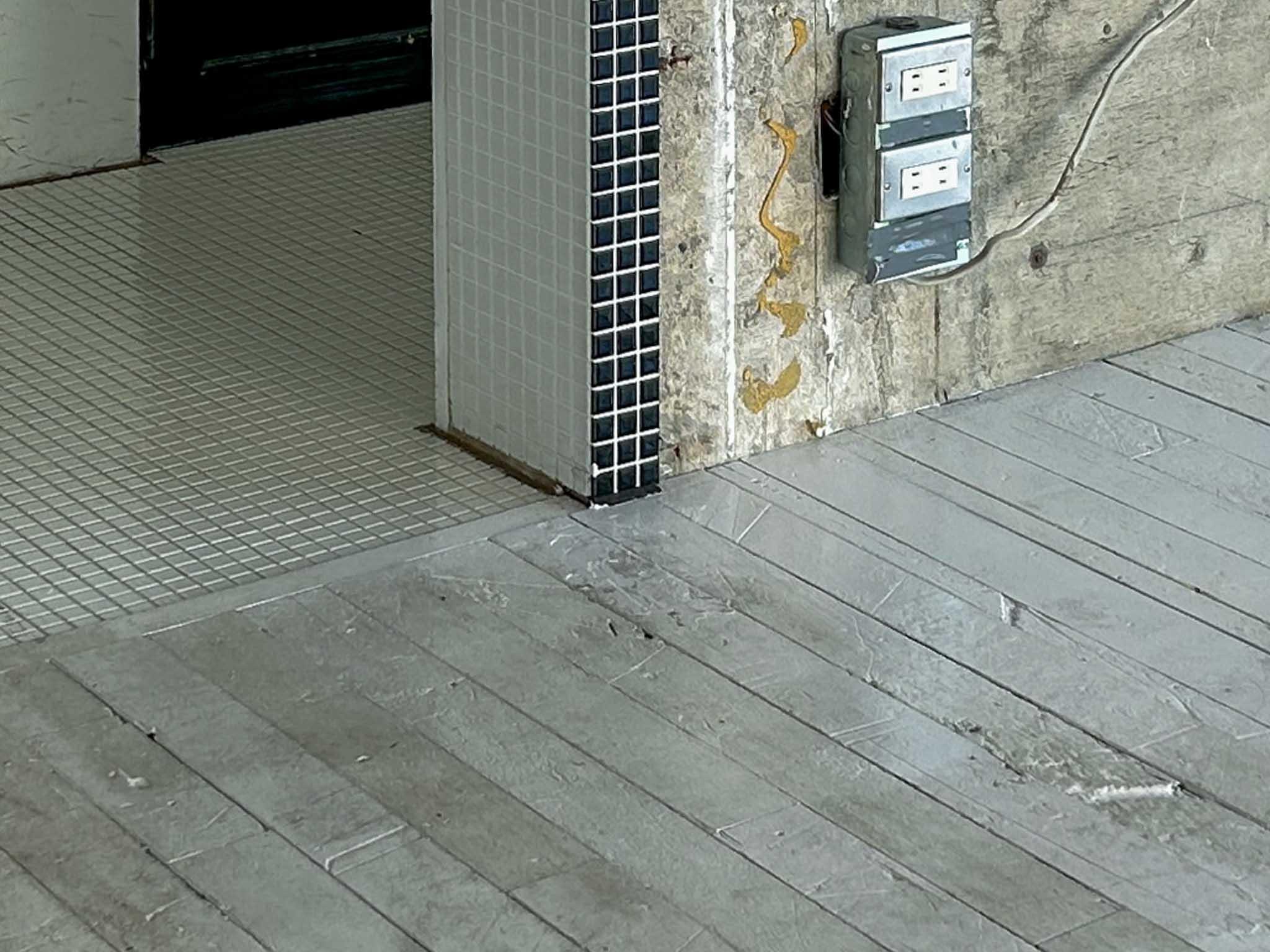 渋谷区猿楽町の賃貸物件/壁と床の質感。白く塗装されたフローリングは良い感じにヤれてます