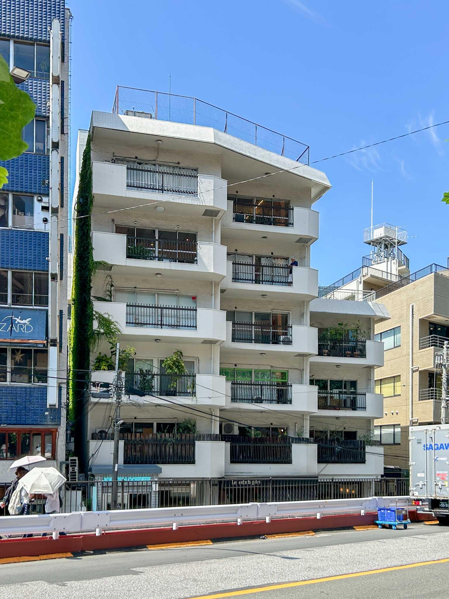 渋谷区猿楽町の賃貸物件/八幡通りのそばに立つ、雁行した古ビル